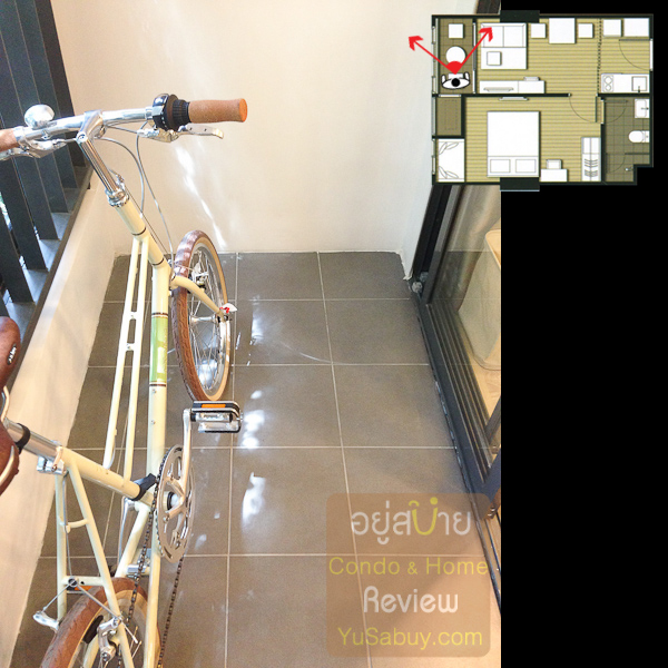 ระเบียงแบบ 1 ห้องนอนก็กว้างกว่าแบบสตูดิโอครับ ประมาณ 1.05 ม. โครงการเอาจักรยานมาจอดให้ดูเลย ระเบียงแบบ 1 ห้องนอนจะมี Double Door กันฝนสาดให้ด้วย จอดจักรยานคงถูกใจนักปั่น